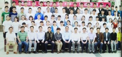 個不同班級的畢業照，前排除了最左邊一位老師外，完全一致。