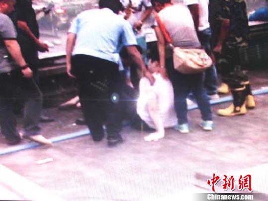 宗德宇緩緩靠近跳樓女子。　孫程　攝