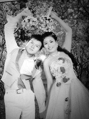 結婚照中的阿妮笑容燦爛，現實中，這對“跨國速成夫妻”還處在并不愉快的磨合過程中 本版均為資料圖片