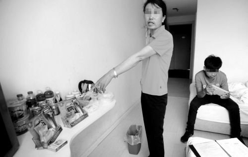 母子住酒店一宿 結(jié)賬時(shí)被要求付安全套錢(圖) 母子住酒店一宿 結(jié)賬時(shí)被要求付安全套錢(圖)