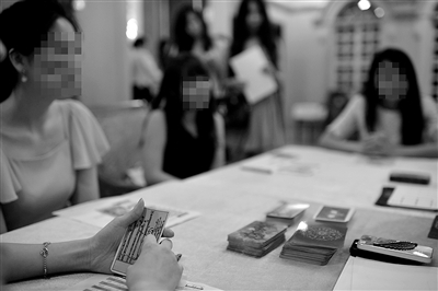 6月30日，中國(guó)企業(yè)家單身俱樂(lè)部在北京舉行富豪相親海選活動(dòng)，“考官”通過(guò)玩塔羅牌考察面試者的心理狀態(tài)。新京報(bào)記者 吳江 攝