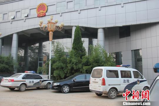 泊頭市人民法院院內仍停有無牌制式警車，涉事人員與記者沖突地點僅距法院不足50米。穆玉良 攝