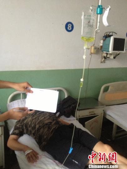 　被毆打記者正在當地醫院接受治療，診斷顯示為腹股溝軟組織挫傷。穆玉良 攝