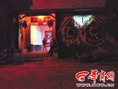 昨晚8時許，老人的大兒子的家正在辦喪事，屋外擺放著花圈 本報記者張超攝