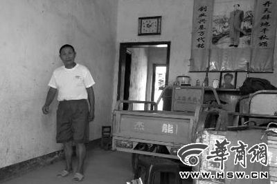 8月16日，在家中接受監(jiān)外執(zhí)行4年刑期的汪衛(wèi)國(guó)（化名）剛剛送走家訪的法官。