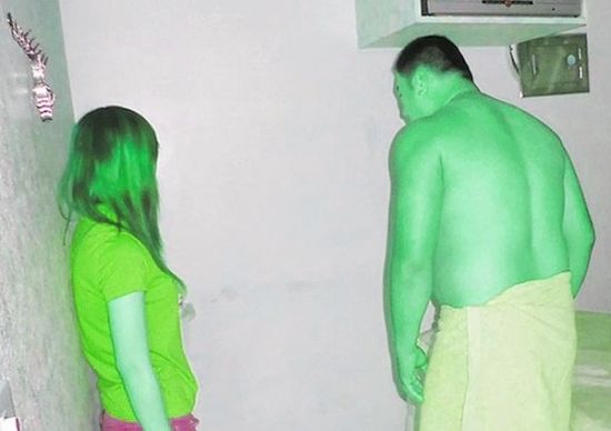 高雄黃姓男子(右)懷疑女友在“喇叭店”兼差，前往調查順便消費時被警方逮個正著。(圖／東森新聞)