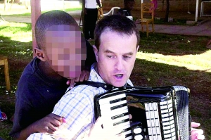 西蒙·伍德在教孩子唱歌，歡樂的歌聲掩蓋不住邪惡的目的。