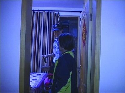 民警幫老人檢查沒發現有炸彈。