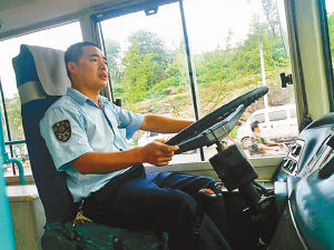 司機唐龍救人得到公司表揚(公交公司供圖) 司機唐龍救人得到公司表揚(公交公司供圖)