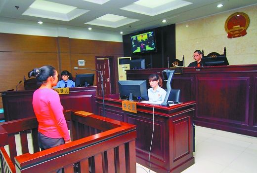    9月29日，萬州區人民法院，被告王桂娟（化名）在庭審現場。 重慶晨報記者 胡杰 實習生 黃敬坤 攝