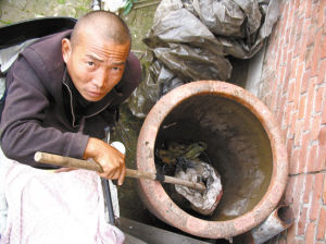 鄭艷良講述鋸?fù)冉?jīng)過。本報(bào)記者 汪洋 攝