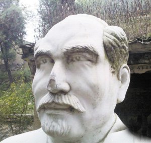 小廟前成了“塌塌鼻”的白求恩雕像。 小廟前成了“塌塌鼻”的白求恩雕像。