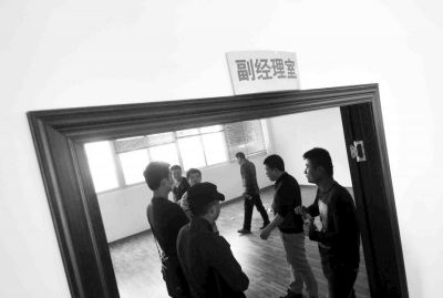 副經理室裝修得相當豪華,稱得上“土豪”級別 副經理室裝修得相當豪華,稱得上“土豪”級別