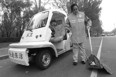 比賽之前張起超在多功能清潔車前練習動作。 比賽之前張起超在多功能清潔車前練習動作。