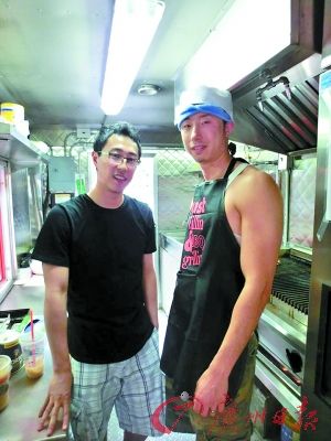 劉曉（左）和彭一在餐車內。（受訪者提供）