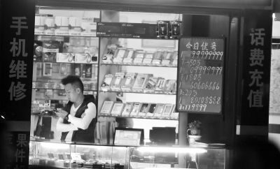 廣告牌上,手機(jī)號標(biāo)價(jià)都在10萬元以上 廣告牌上,手機(jī)號標(biāo)價(jià)都在10萬元以上