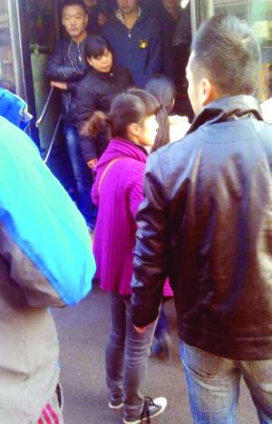 現場僵持不下，穿玫紅色衣服女子要車上乘客給她道歉