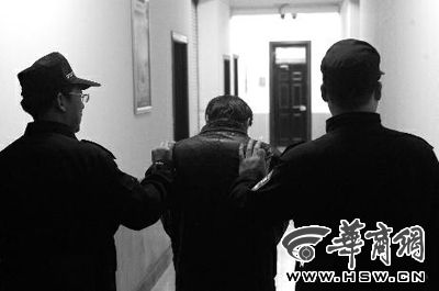 　昨日，西安市長延堡派出所，砍傷醫(yī)生的插隊患者已被警方控制 本報記者 張喆 攝