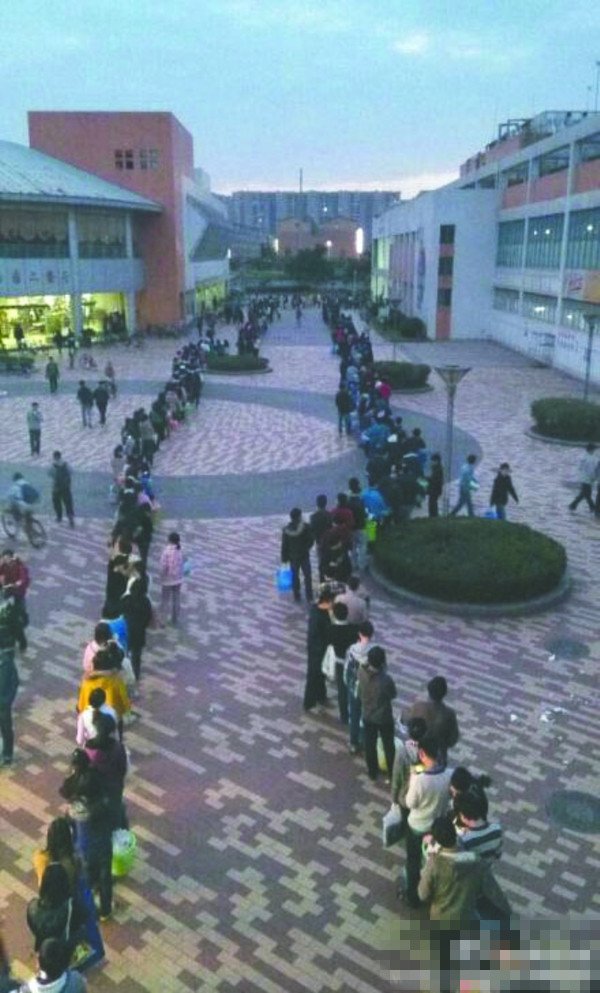 24日傍晚，川大江安校區浴室前排隊“盛況”