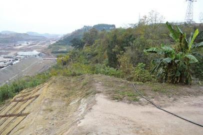 劉某被拋下地方6米處，是一處10多米深的懸崖。