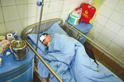 被拋棄荒野的傷者劉某在接受治療。