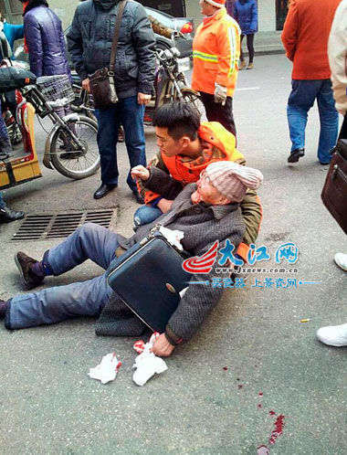 路人拍下的胡志豪幫助老人的現場