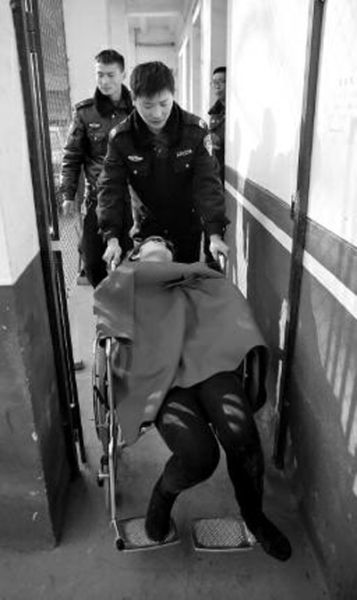 昨日，派出所民警帶女駕駛員賈某去醫院做檢查 記者 陳團結 攝