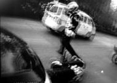 執勤民警隨身攜帶的執法記錄儀拍下交警被撞倒瞬間