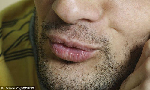 好色劫匪搶劫珠寶后親吻老板娘，留下的口水DNA成為了落網(wǎng)證據(jù)。