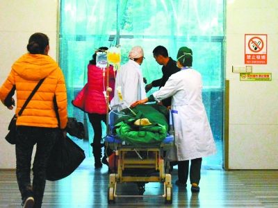 受傷女孩做完手術(shù)被送往重癥監(jiān)護室。記者楊濤 攝 受傷女孩做完手術(shù)被送往重癥監(jiān)護室。記者楊濤 攝