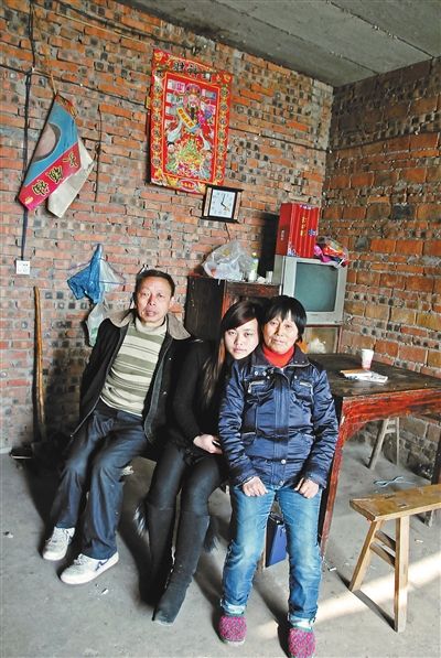 超生女謝先梅(中)、養父謝運才（左）、謝運才的嫂子唐富秀