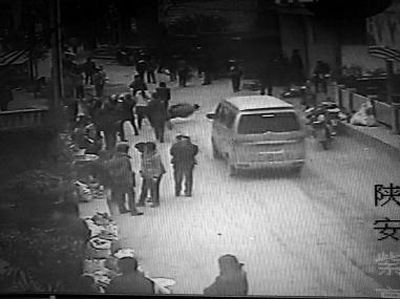 監控錄像顯示，劉某側身行走時不慎跌倒，王某途經此處時將其扶起（圖中畫圈處） 通訊員 何春地 攝