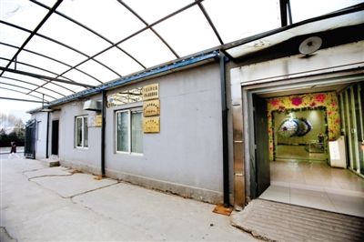 2月25日,北京石景山醫(yī)院,太平間旁的一間辦公室外掛有“八寶山殯儀館石景山醫(yī)院服務(wù)站”的牌子。本版攝影/新京報(bào)記者 王叔坤 2月25日,北京石景山醫(yī)院,太平間旁的一間辦公室外掛有“八寶山殯儀館石景山醫(yī)院服務(wù)站”的牌子。本版攝影/新京報(bào)記者 王叔坤