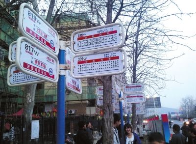 3月16日，江蘇省南京市，眾多乘客在“火車站廣場(chǎng)東”站臺(tái)候車。圖/東方IC