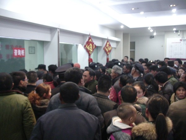 江蘇射陽一銀行被傳倒閉 近千民眾擠兌現金