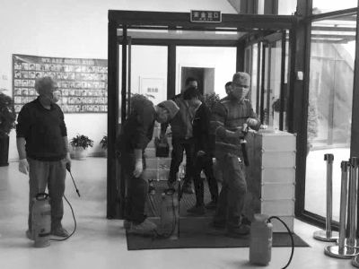 相關(guān)人員正在對(duì)園區(qū)消毒。讀者供圖