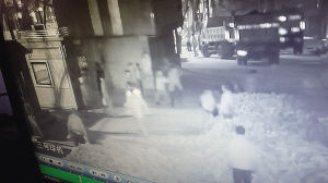 擋道3小時，司機路人“望磚興嘆”