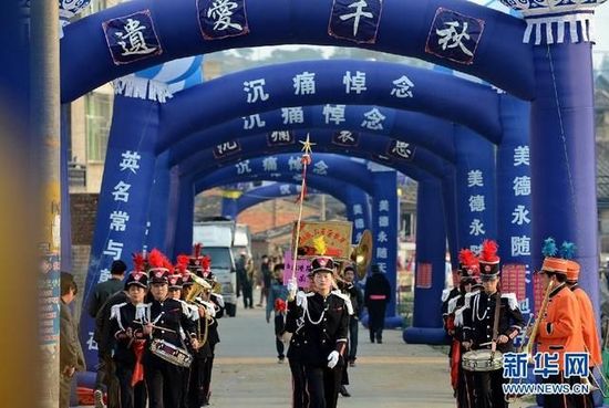 福建省長樂市一送葬隊伍走出家門口。