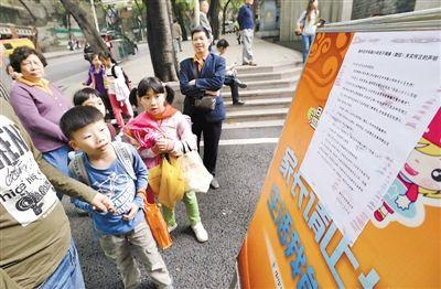 昨日，中華路小學貼出告示，提醒家長不要相信傳言。