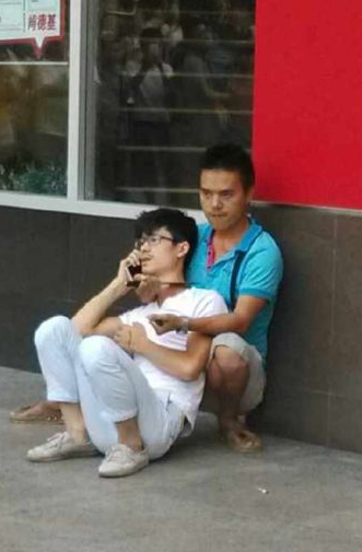 重慶鬧市劫持事件人質獲救 嫌犯欲自刎 重慶鬧市劫持事件人質獲救 嫌犯欲自刎