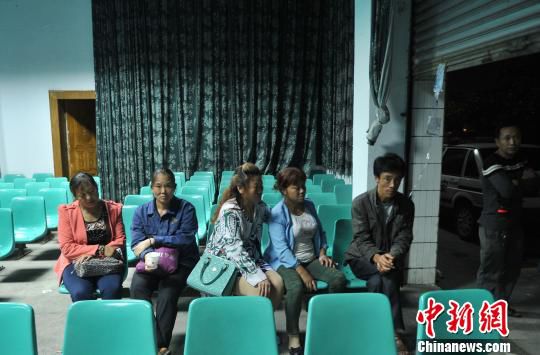 重慶南川區一煤礦坍塌5人被困家屬等待被埋親人 重慶南川區一煤礦坍塌5人被困家屬等待被埋親人