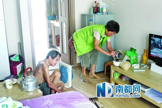 居民徐阿姨去看望何譚送老人，并送去熱湯