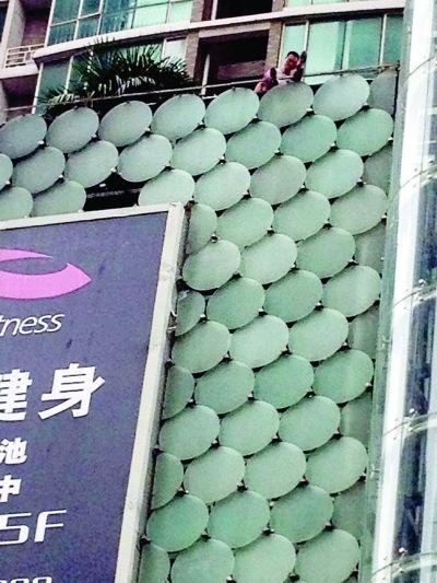 環(huán)亞廣場(chǎng)5樓露臺(tái)上，有一男子揚(yáng)言跳樓。