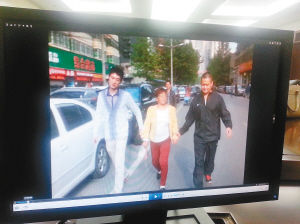 　　便衣民警將一名“站街女”帶回調查。