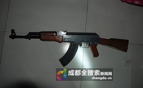 四川:毒販將2枚迫擊炮彈放客廳“鎮宅”(圖) 四川:毒販將2枚迫擊炮彈放客廳“鎮宅”(圖)