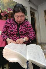 背單詞,是很多學生學習英語時最頭疼的事兒,而西安51歲大學英語老師李艷芝在兩年內背完《英漢大詞典》22萬個英語詞匯,學生稱贊其為一本活的《英漢大詞典》;兒子自小患有自閉癥,生活不能自理,20年前又與丈夫離婚,面對生活的不幸,她秉承“你必須一直向前”的信念。