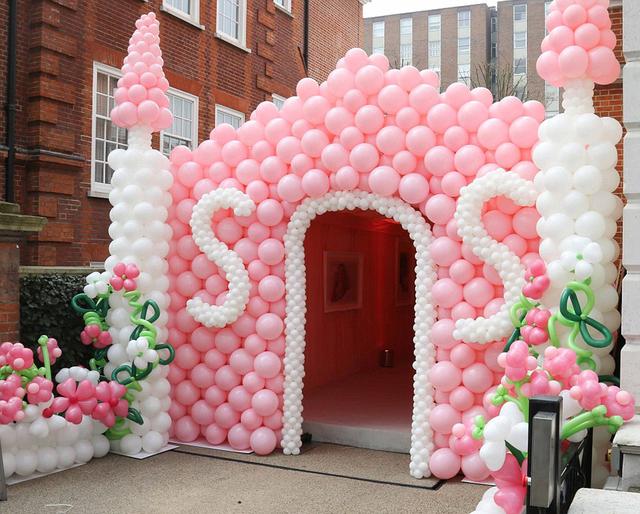 生日宴會入口處用氣球搭建成一個(gè)城堡模樣。 生日宴會入口處用氣球搭建成一個(gè)城堡模樣。