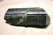 近日,商南縣奇石愛好者潘某在青山鎮鐵礦開采區發現一塊疑似綠簾石,有待相關專家和權威機構認定。 近日,商南縣奇石愛好者潘某在青山鎮鐵礦開采區發現一塊疑似綠簾石,有待相關專家和權威機構認定。