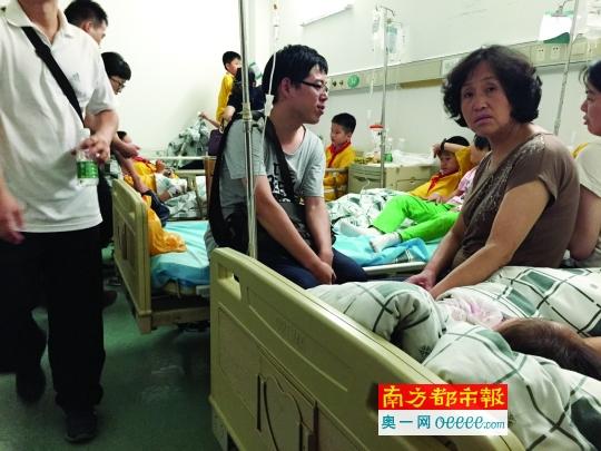  昨晚，家長們陪著誤食鼠藥的孩子們在醫院就診。