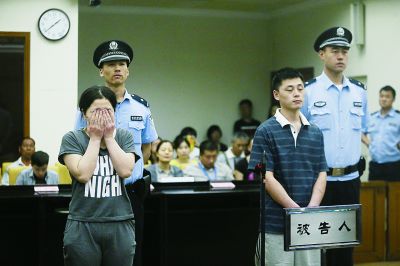 聽到判決,賈某(左)哭了起來。一直到被帶離法庭,夫妻倆沒說一句話 聽到判決,賈某(左)哭了起來。一直到被帶離法庭,夫妻倆沒說一句話